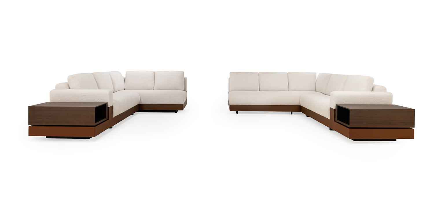 米色布料豪華轉角沙發，深色木質底座與整合邊桌，現代義大利設計與工藝，適合優雅客廳的極致舒適