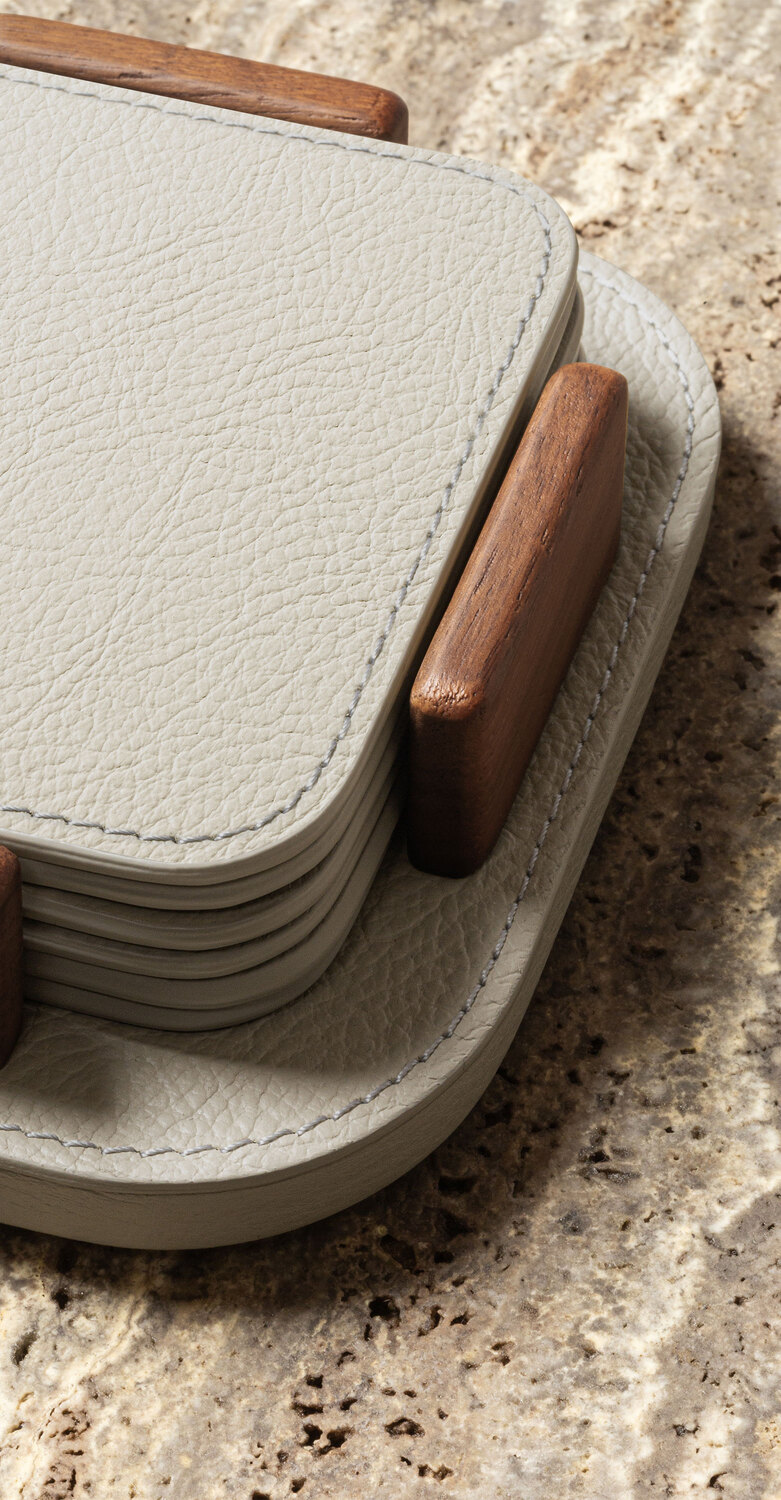 Poltrona Frau Tableware 杯垫收纳座，Pelle Frau®皮革方形底座，木质细节，意大利奢华工艺与设计