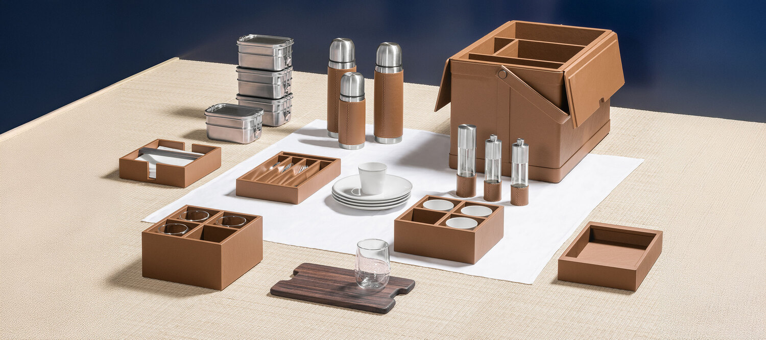 Tableware | 野餐篮 Poltrona Frau 野餐篮,Giobagnara设计,Pelle Frau® ColorSphere®皮革与卡纳莱托胡桃木包覆,配全套四人野餐用具,意大利奢华工艺与设计