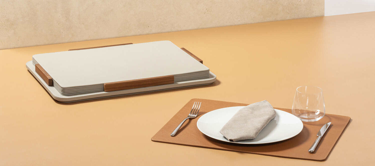 Tableware | 餐垫 + 托架 Poltrona Frau Tableware 餐垫收纳座,Giobagnara设计,Pelle Frau®皮革底座配木质细节,收纳6个配套餐垫,意大利奢华工艺与设计