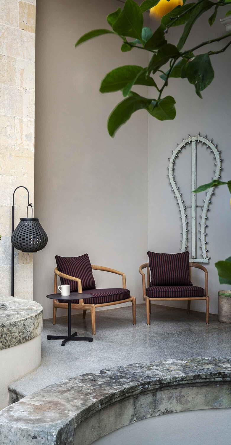 The Secret Garden | 扶手椅 Poltrona Frau The Secret Garden 扶手椅,Roberto Lazzeroni设计,自然柚木实木配米色与灰褐双色编织,可拆洗户外坐垫,意大利奢华户外工艺与设计