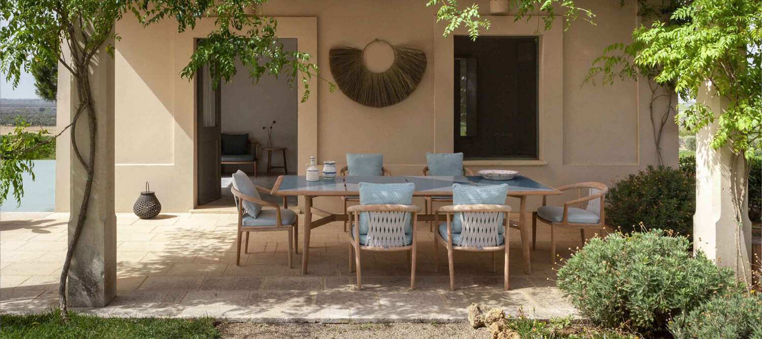 The Secret Garden | 小扶手椅 Poltrona Frau The Secret Garden 小扶手椅,Roberto Lazzeroni设计,自然柚木实木配米色与灰褐双色编织,带扶手及可拆洗户外坐垫,意大利奢华户外设计