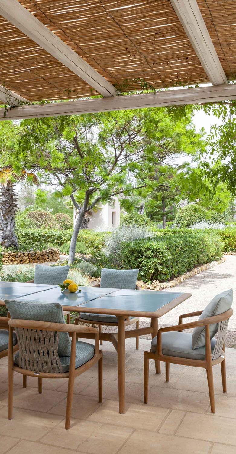 The Secret Garden | 小扶手椅 Poltrona Frau The Secret Garden 小扶手椅,Roberto Lazzeroni设计,自然柚木实木配米色与灰褐双色编织,带扶手及可拆洗户外坐垫,意大利奢华户外设计