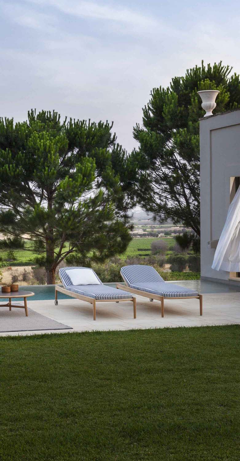 The Secret Garden | 日光浴床 Poltrona Frau的The Secret Garden躺椅,木质与织物结合,优雅现代的户外设计。