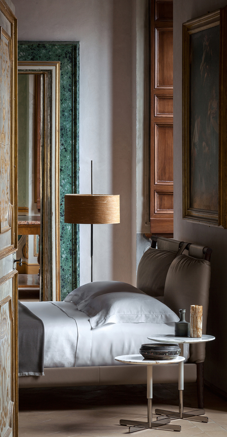 Times | 床 Times bed Poltrona Frau,摩卡色白蜡木床头板与Pelle Frau® 皮革竖条,可定制靠垫,意大利奢华工艺