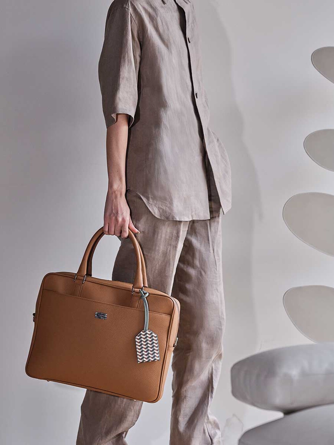 01 traveller collection laptop bag v1