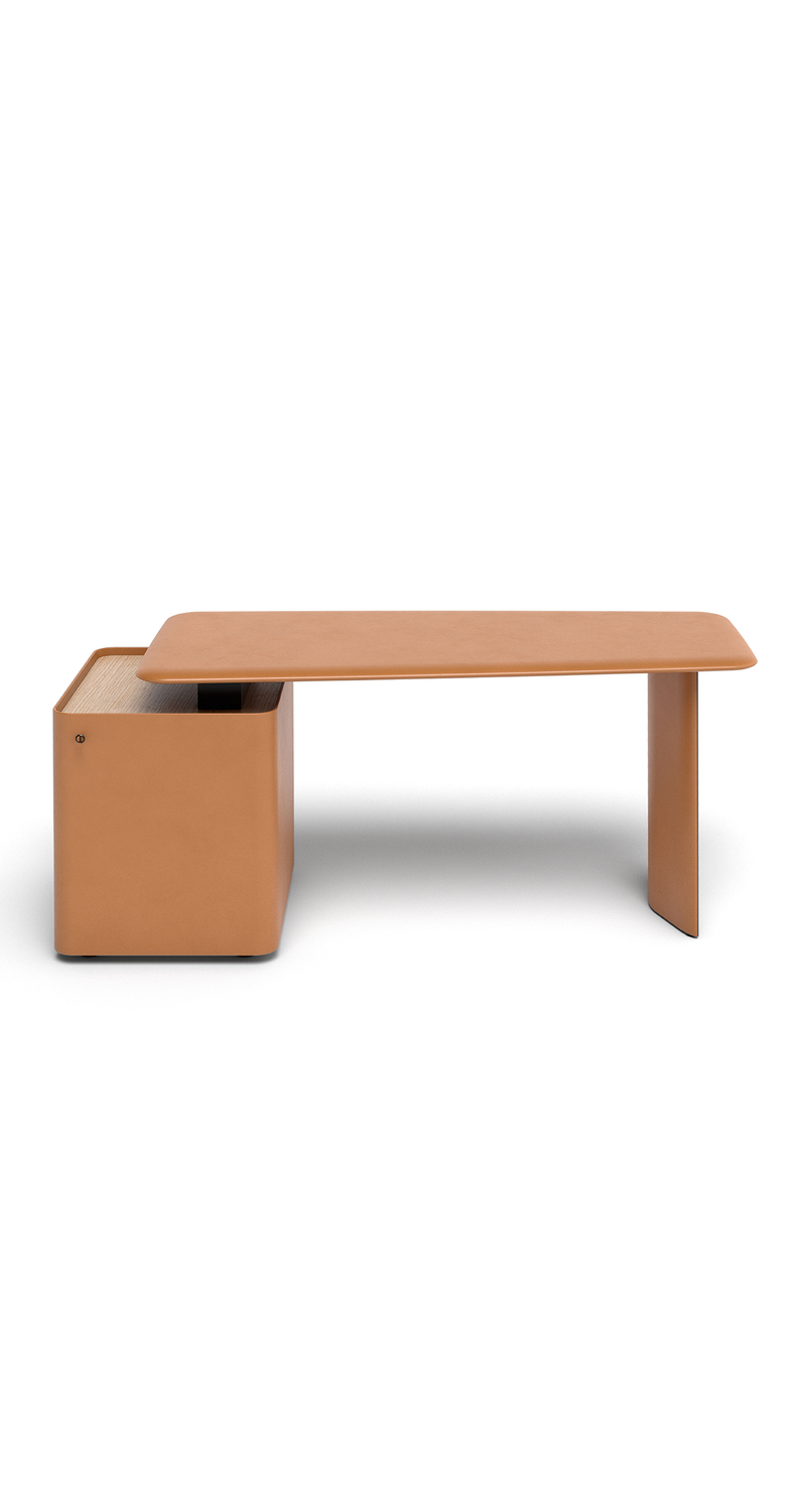 Trust | 小写字台 Poltrona Frau 的 Trust Small Desk:紧凑型书桌,可选 Techno Wood 桌面或全皮革包覆。无缝工艺,融合高科技与手工艺。
