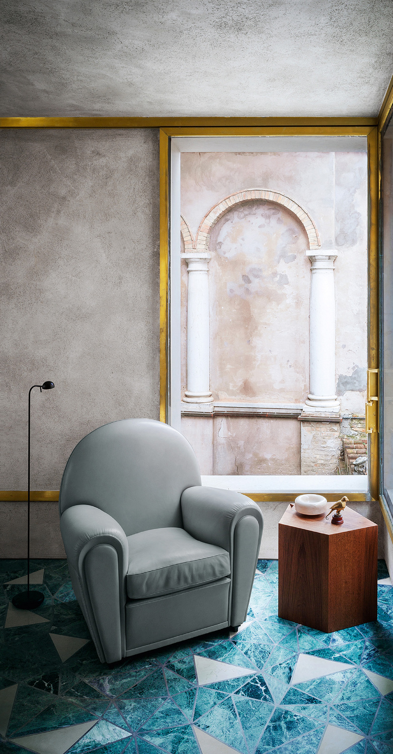 Poltrona Frau 的 Vanity Fair：标志性扶手椅，采用风干山毛榉框架，马鬃与鹅绒填充，手工绑扎弹簧。提供 Pelle Frau® 皮革或织物款，限量编号系列，并配有 24K 镀金铭牌。