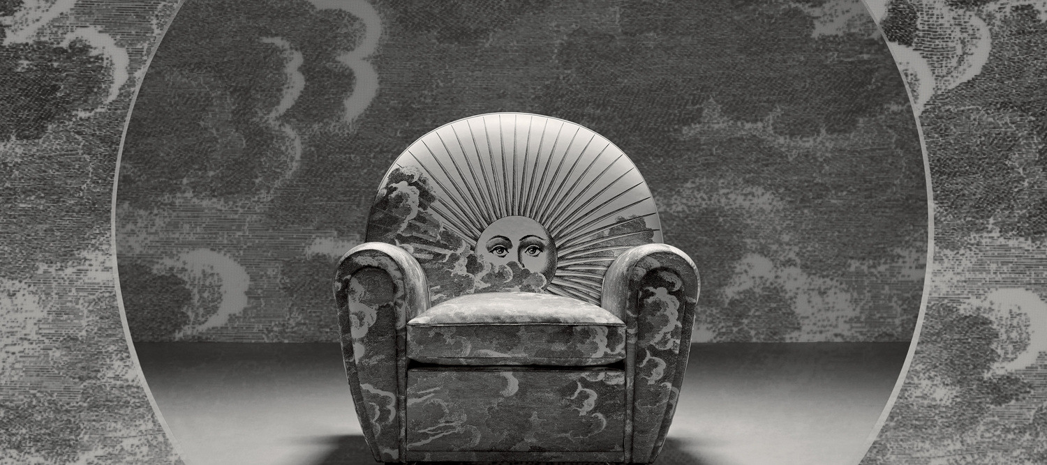 Poltrona Frau的Vanity Fair XC Imagine Fornasetti版扶手椅，艺术细节与标志性设计。