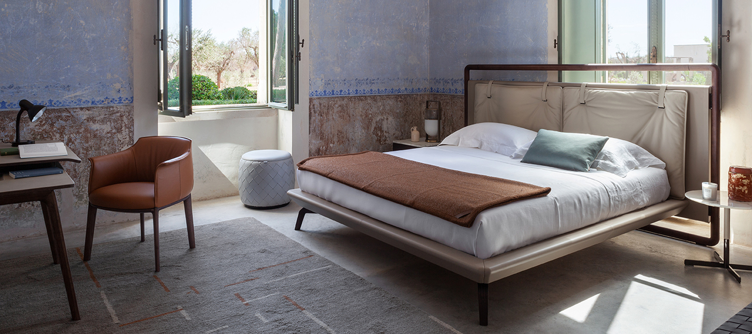 Volare Due | 床 Poltrona Frau的Volare Due床具,实木框架搭配Pelle Frau®包覆。