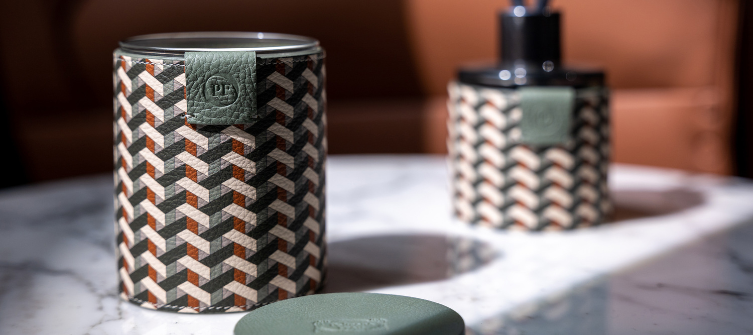 Weavers Home Fragrance | 蜡烛 Weavers Home Fragrance 是 Poltrona Frau 的香薰蜡烛,外覆 Pelle Frau® 皮革,提供优雅的 Saffron Breeze 和 Pink Pepper Touch 香型。