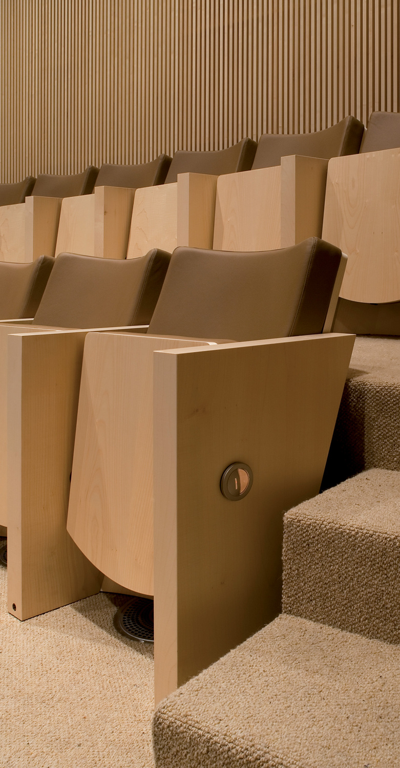 West Coast | 扶手椅 Poltrona Frau 的 West Coast 扶手椅:当代设计风格,配备可折叠座椅、坚固结构与 Pelle Frau® 皮革包覆。