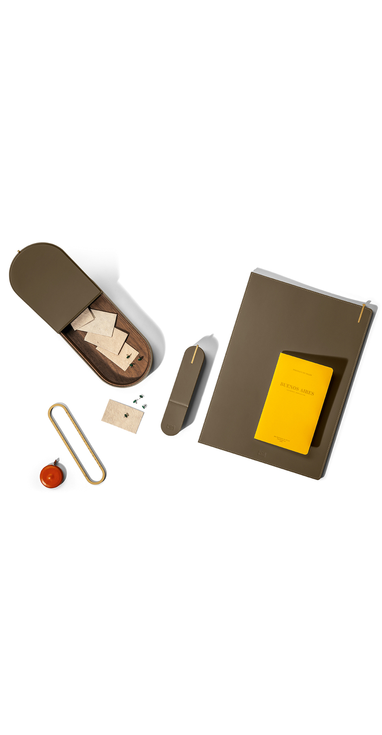 Zhuang | 写字台配件 Poltrona Frau 的 Zhuang 配件,采用 Saddle 皮革与金属材质,包括优雅实用的收纳盘、笔筒和书桌垫。